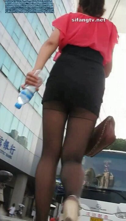 各種地方摸完女生翹臀或黑絲長腿就跑 各種尖叫聲 有的露臉 有的抄底 腎上腺素拉滿 太刺激 (17)