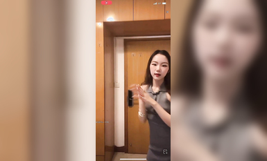 最新《瘋狂抖音》外篇之《抖音擦邊3》顏值主播直播各顯神通 閃現 走光露點 刷邊PK (141)