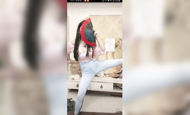 最新《瘋狂抖音》外篇之《抖音擦邊3》顏值主播直播各顯神通 閃現 走光露點 刷邊PK (79)