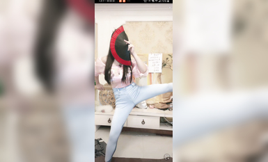 最新《瘋狂抖音》外篇之《抖音擦邊3》顏值主播直播各顯神通 閃現 走光露點 刷邊PK (79)