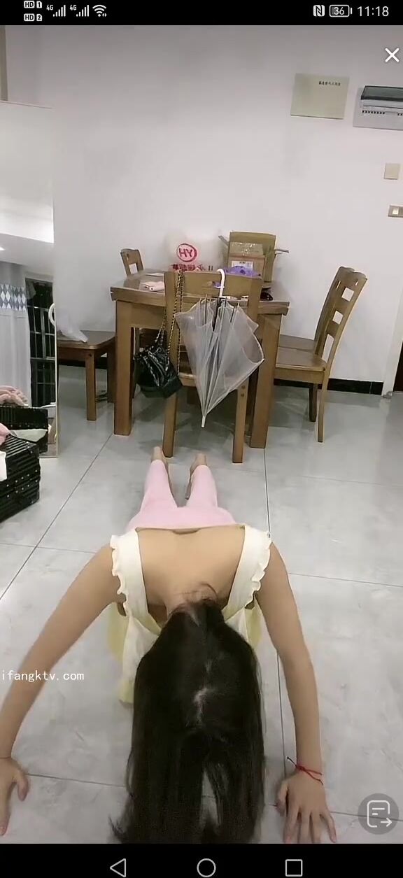 最新《瘋狂抖音》外篇之《抖音擦邊3》顏值主播直播各顯神通 閃現 走光露點 刷邊PK (153)