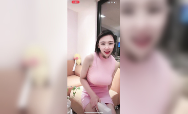 最新《瘋狂抖音》外篇之《抖音擦邊3》顏值主播直播各顯神通 閃現 走光露點 刷邊PK (183)