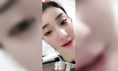 最新《瘋狂抖音》外篇之《抖音擦邊3》顏值主播直播各顯神通 閃現 走光露點 刷邊PK (58)