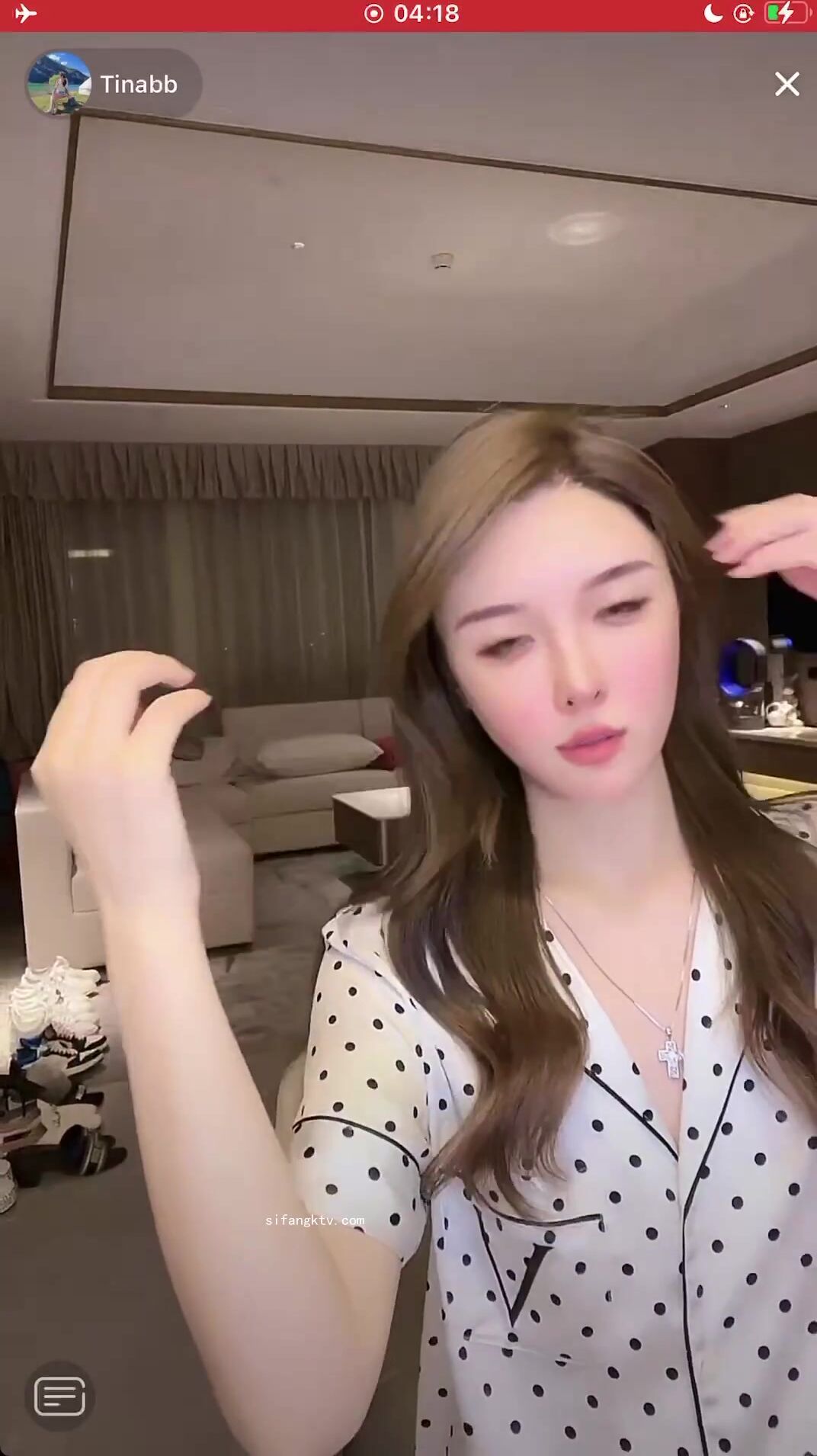 最新《瘋狂抖音》外篇之《抖音擦邊3》顏值主播直播各顯神通閃現走光露點刷邊PK (41)