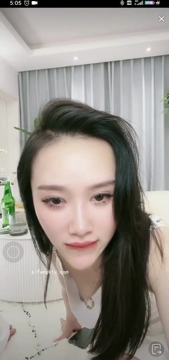 最新《瘋狂抖音》外篇之《抖音擦邊3》顏值主播直播各顯神通 閃現 走光露點 刷邊PK (231)