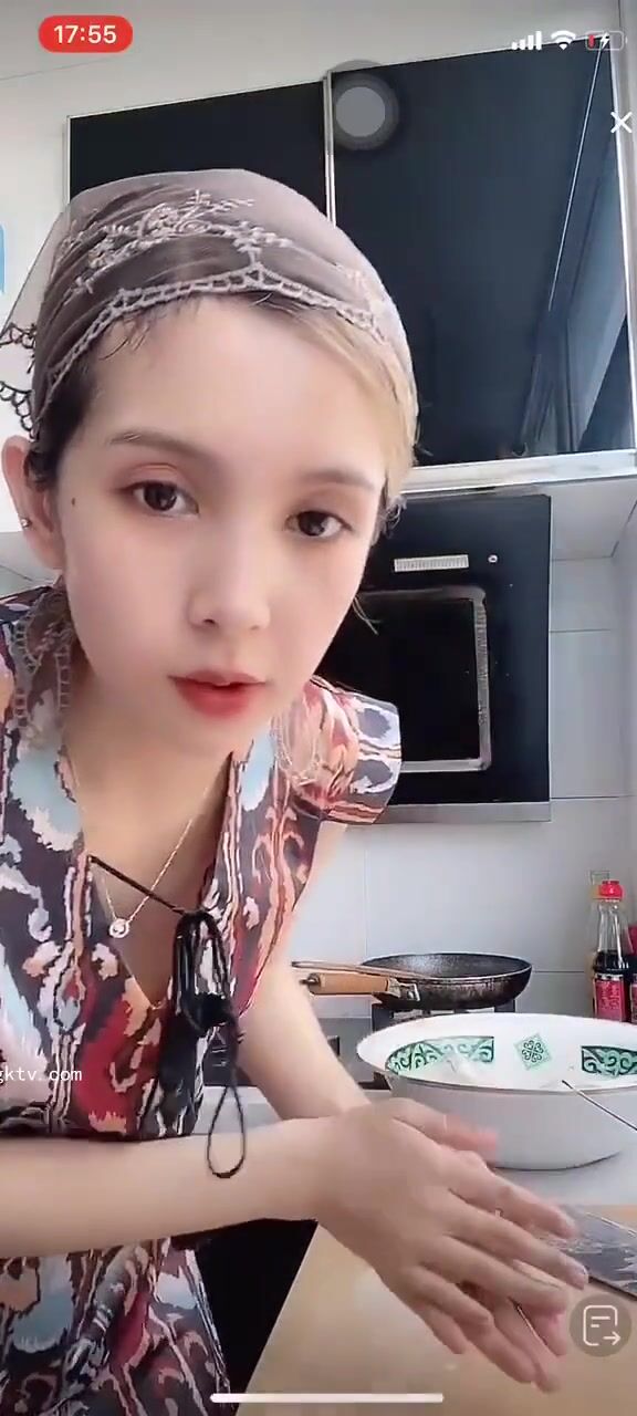 最新《瘋狂抖音》外篇之《抖音擦邊3》顏值主播直播各顯神通 閃現 走光露點 刷邊PK (131)