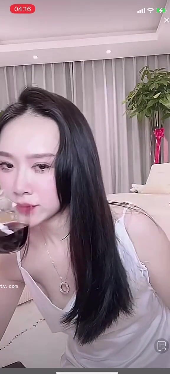 最新《瘋狂抖音》外篇之《抖音擦邊3》顏值主播直播各顯神通 閃現 走光露點 刷邊PK (4)