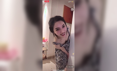 最新《瘋狂抖音》外篇之《抖音擦邊3》顏值主播直播各顯神通 閃現 走光露點 刷邊PK (223)