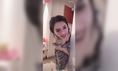 最新《瘋狂抖音》外篇之《抖音擦邊3》顏值主播直播各顯神通 閃現 走光露點 刷邊PK (223)