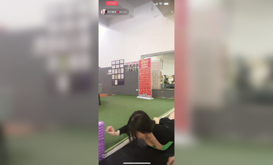 最新《瘋狂抖音》外篇之《抖音擦邊3》顏值主播直播各顯神通 閃現 走光露點 刷邊PK (138)