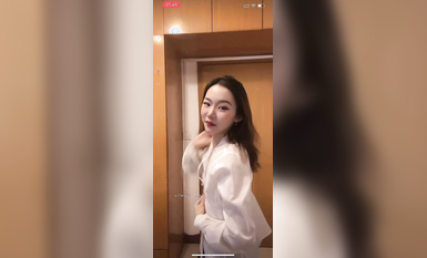 最新《瘋狂抖音》外篇之《抖音擦邊3》顏值主播直播各顯神通 閃現 走光露點 刷邊PK (144)