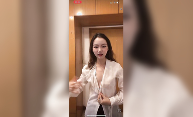 最新《瘋狂抖音》外篇之《抖音擦邊3》顏值主播直播各顯神通 閃現 走光露點 刷邊PK (144)