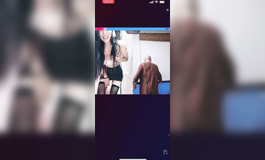 最新《瘋狂抖音》外篇之《抖音擦邊3》顏值主播直播各顯神通 閃現 走光露點 刷邊PK (105)