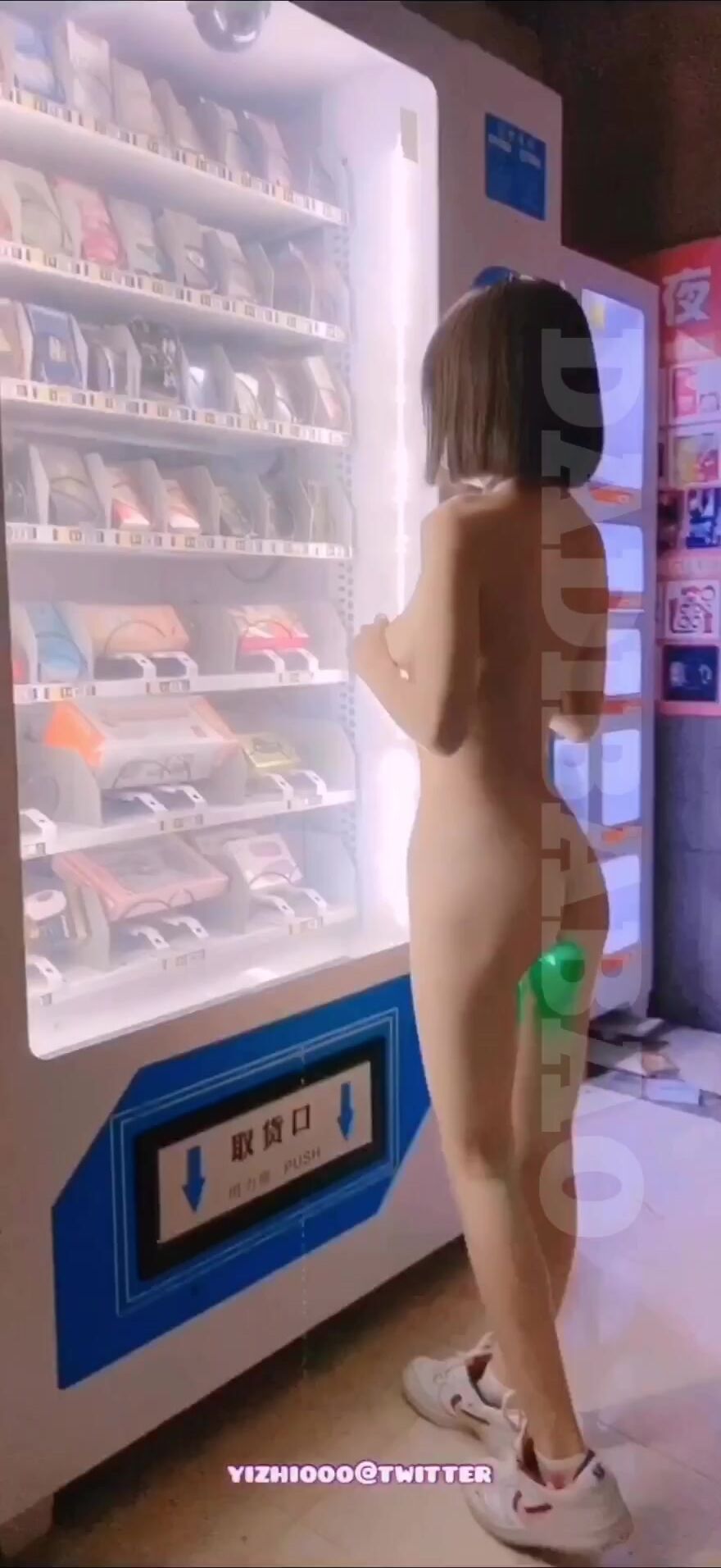 抖音80W粉絲推特網紅超萌蘿莉反差婊一隻喔私拍視圖大量流出人前露出3P喝尿野戰騷中極品 (86)