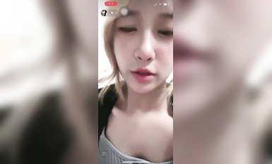 最新《瘋狂抖音》外篇之《抖音擦邊3》顏值主播直播各顯神通 閃現 走光露點 刷邊PK (73)