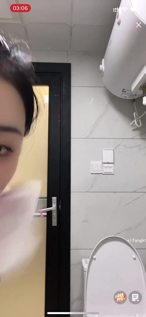 最新《瘋狂抖音》外篇之《抖音擦邊3》顏值主播直播各顯神通 閃現 走光露點 刷邊PK (55)