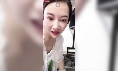 最新《瘋狂抖音》外篇之《抖音擦邊3》顏值主播直播各顯神通 閃現 走光露點 刷邊PK (185)