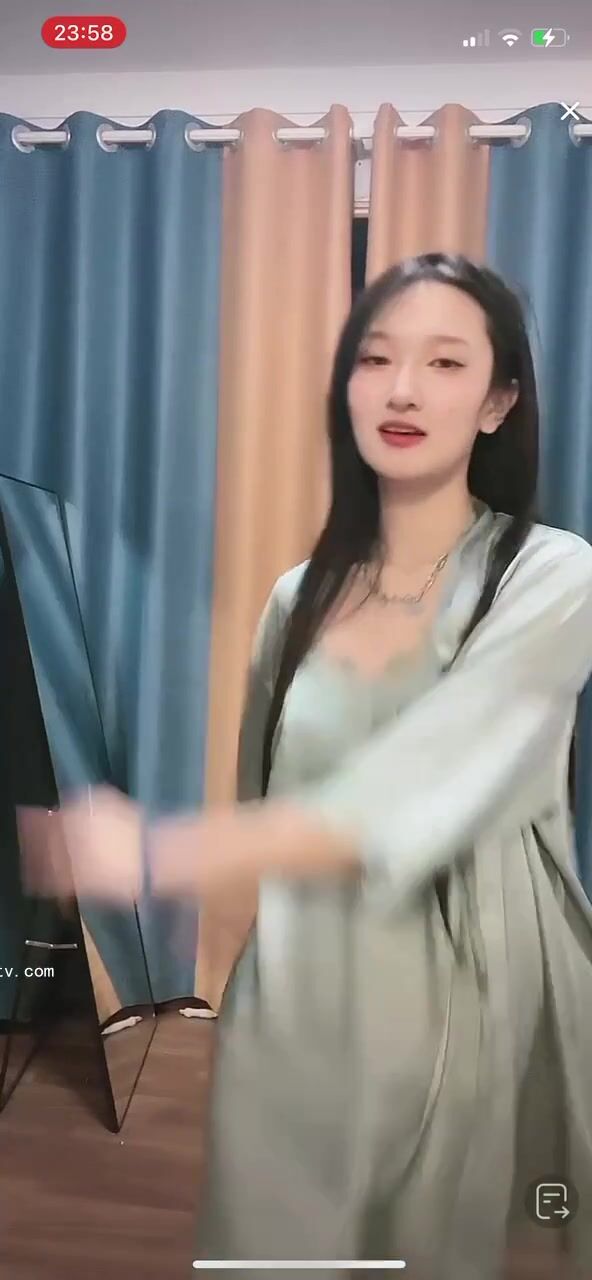 最新《瘋狂抖音》外篇之《抖音擦邊3》顏值主播直播各顯神通 閃現 走光露點 刷邊PK (56)