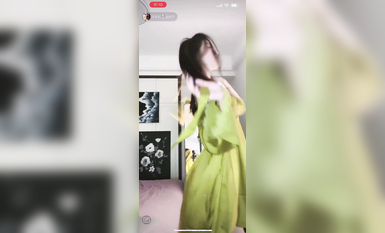 最新《瘋狂抖音》外篇之《抖音擦邊3》顏值主播直播各顯神通 閃現 走光露點 刷邊PK (51)