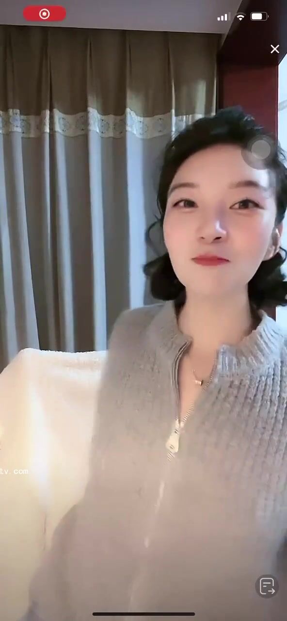 最新《瘋狂抖音》外篇之《抖音擦邊3》顏值主播直播各顯神通 閃現 走光露點 刷邊PK (45)