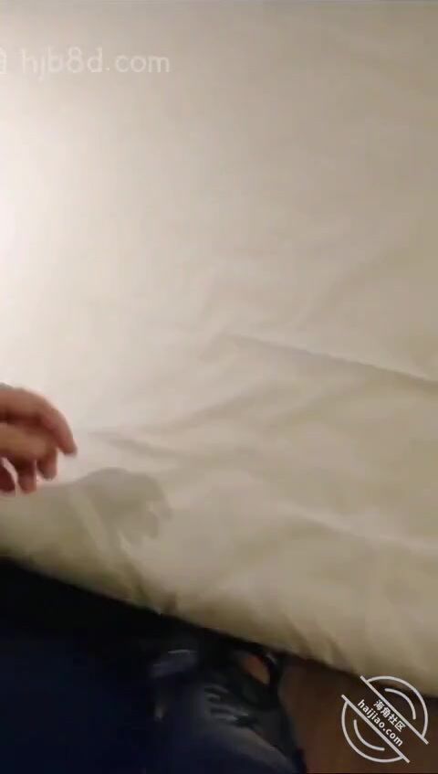 海角社區母子亂倫大神和媽媽在出租房的故事  老媽的性福時刻要在老爸搞過老媽的床上搞她2