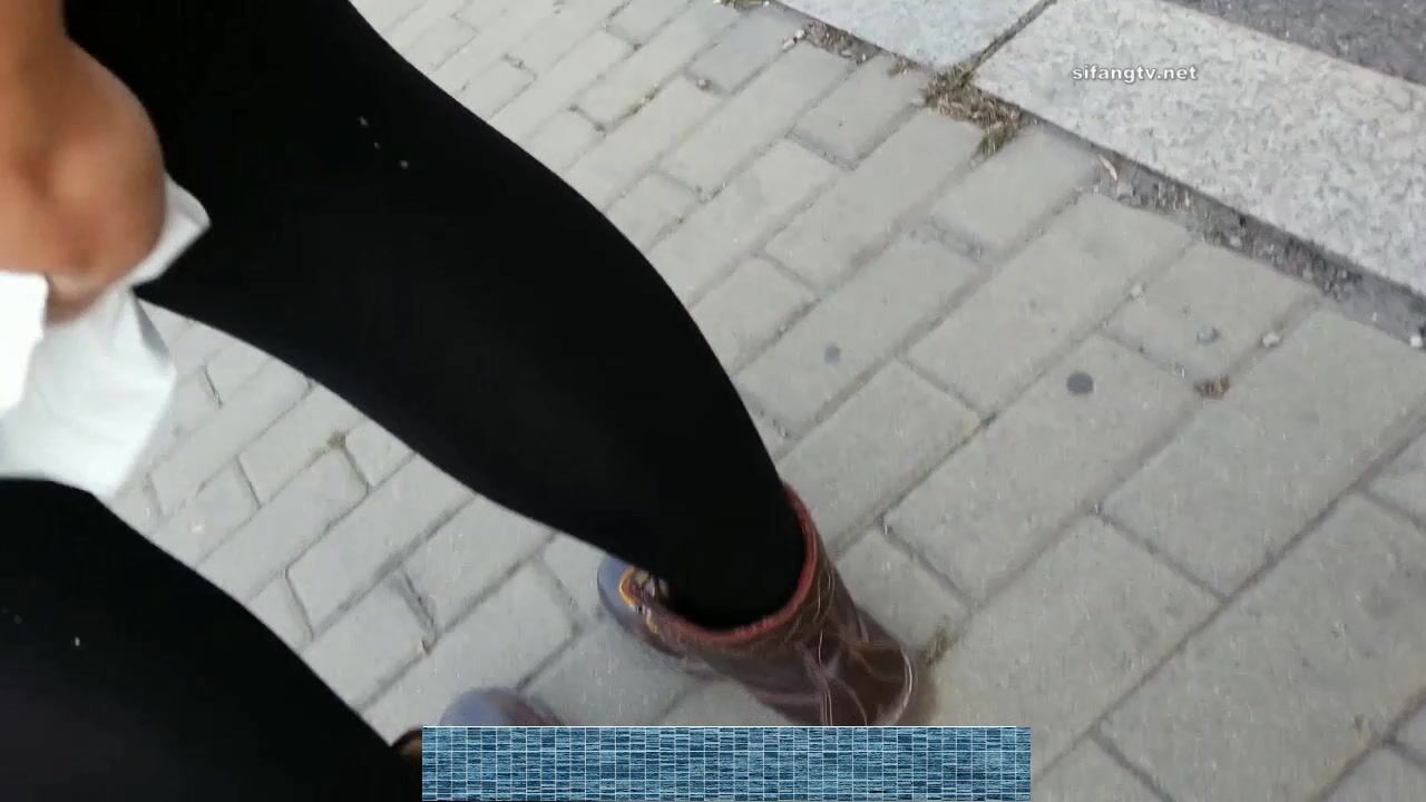 各種地方摸完女生翹臀或黑絲長腿就跑 各種尖叫聲 有的露臉 有的抄底 腎上腺素拉滿 太刺激 (32)