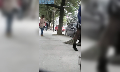 各種地方摸完女生翹臀或黑絲長腿就跑 各種尖叫聲 有的露臉 有的抄底 腎上腺素拉滿 太刺激 (18)