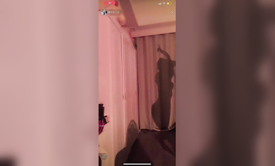 最新《瘋狂抖音》外篇之《抖音擦邊3》顏值主播直播各顯神通 閃現 走光露點 刷邊PK (184)