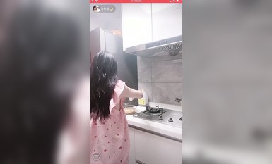 最新《瘋狂抖音》外篇之《抖音擦邊3》顏值主播直播各顯神通 閃現 走光露點 刷邊PK (140)