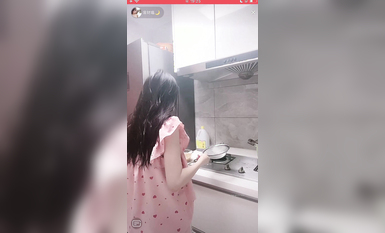 最新《瘋狂抖音》外篇之《抖音擦邊3》顏值主播直播各顯神通 閃現 走光露點 刷邊PK (140)