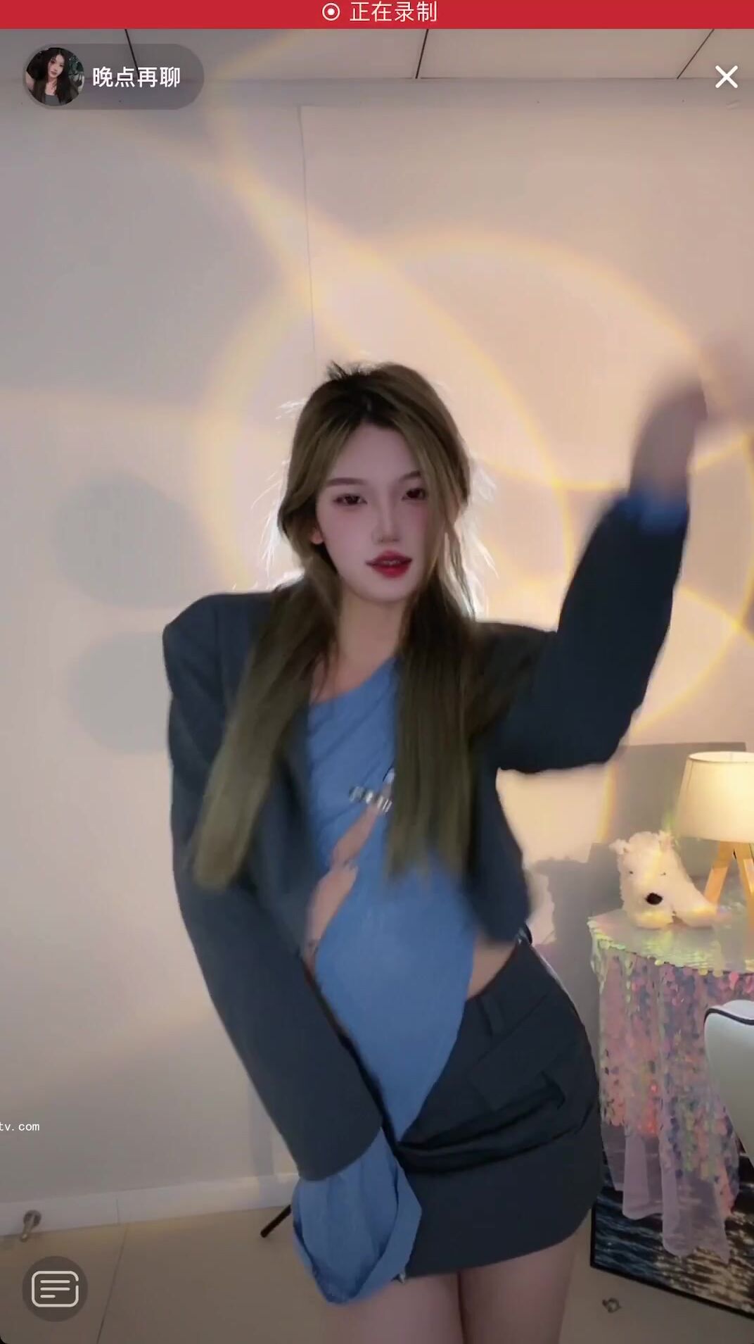 最新《瘋狂抖音》外篇之《抖音擦邊3》顏值主播直播各顯神通 閃現 走光露點 刷邊PK (24)