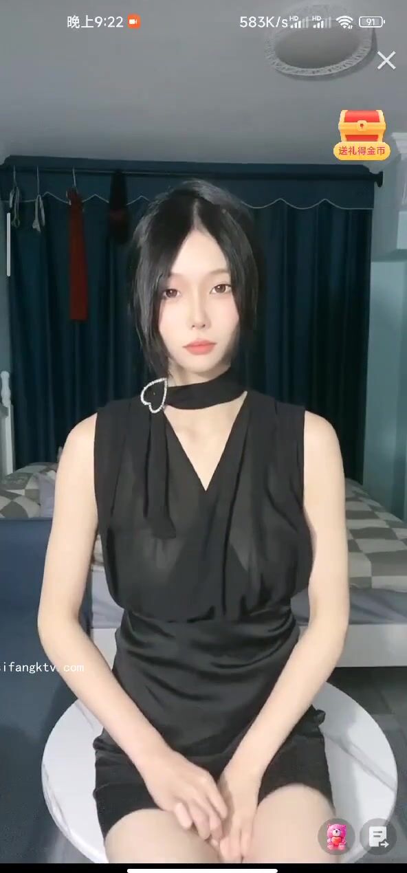 最新《瘋狂抖音》外篇之《抖音擦邊3》顏值主播直播各顯神通 閃現 走光露點 刷邊PK (63)