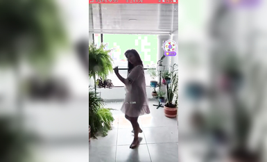 最新《瘋狂抖音》外篇之《抖音擦邊3》顏值主播直播各顯神通 閃現 走光露點 刷邊PK (179)