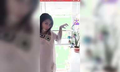 最新《瘋狂抖音》外篇之《抖音擦邊3》顏值主播直播各顯神通 閃現 走光露點 刷邊PK (179)