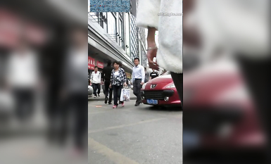 各種地方摸完女生翹臀或黑絲長腿就跑 各種尖叫聲 有的露臉 有的抄底 腎上腺素拉滿 太刺激 (8)