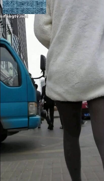 各種地方摸完女生翹臀或黑絲長腿就跑 各種尖叫聲 有的露臉 有的抄底 腎上腺素拉滿 太刺激 (8)