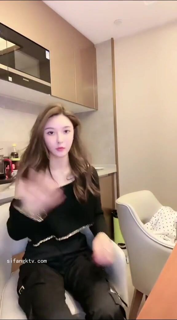 最新《瘋狂抖音》外篇之《抖音擦邊3》顏值主播直播各顯神通 閃現 走光露點 刷邊PK (67)