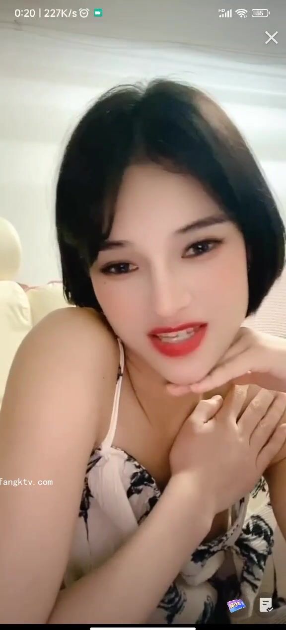 最新《瘋狂抖音》外篇之《抖音擦邊3》顏值主播直播各顯神通 閃現 走光露點 刷邊PK (196)