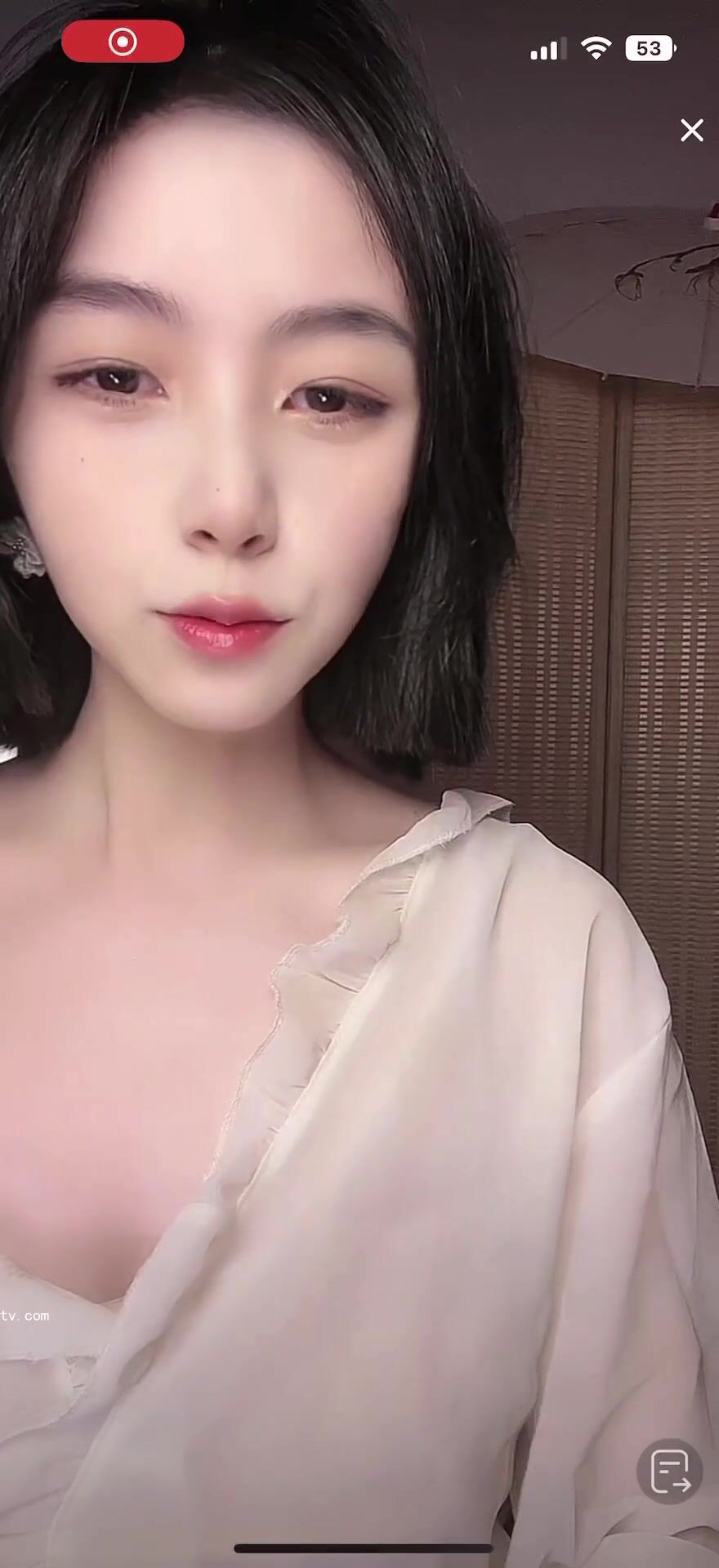 最新《瘋狂抖音》外篇之《抖音擦邊3》顏值主播直播各顯神通 閃現 走光露點 刷邊PK (72)