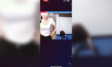 最新《瘋狂抖音》外篇之《抖音擦邊3》顏值主播直播各顯神通 閃現 走光露點 刷邊PK (106)