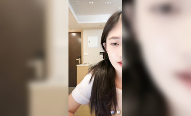 最新《瘋狂抖音》外篇之《抖音擦邊3》顏值主播直播各顯神通 閃現 走光露點 刷邊PK (1)