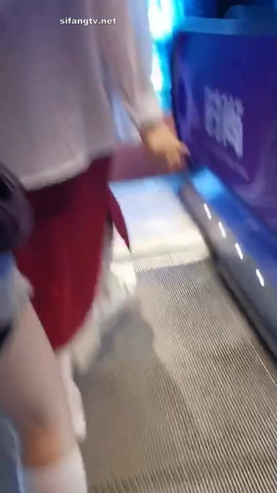 各種地方摸完女生翹臀或黑絲長腿就跑 各種尖叫聲 有的露臉 有的抄底 腎上腺素拉滿 太刺激 (20)