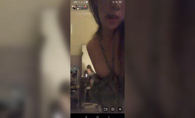 最新《瘋狂抖音》外篇之《抖音擦邊3》顏值主播直播各顯神通 閃現 走光露點 刷邊PK (102)