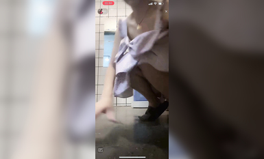 最新《瘋狂抖音》外篇之《抖音擦邊3》顏值主播直播各顯神通 閃現 走光露點 刷邊PK (136)