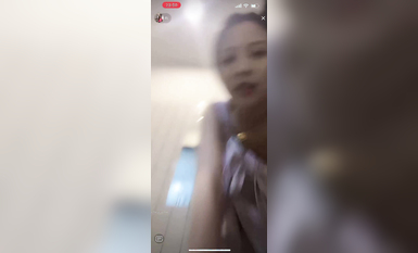 最新《瘋狂抖音》外篇之《抖音擦邊3》顏值主播直播各顯神通 閃現 走光露點 刷邊PK (136)