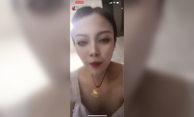 最新《瘋狂抖音》外篇之《抖音擦邊3》顏值主播直播各顯神通 閃現 走光露點 刷邊PK (136)