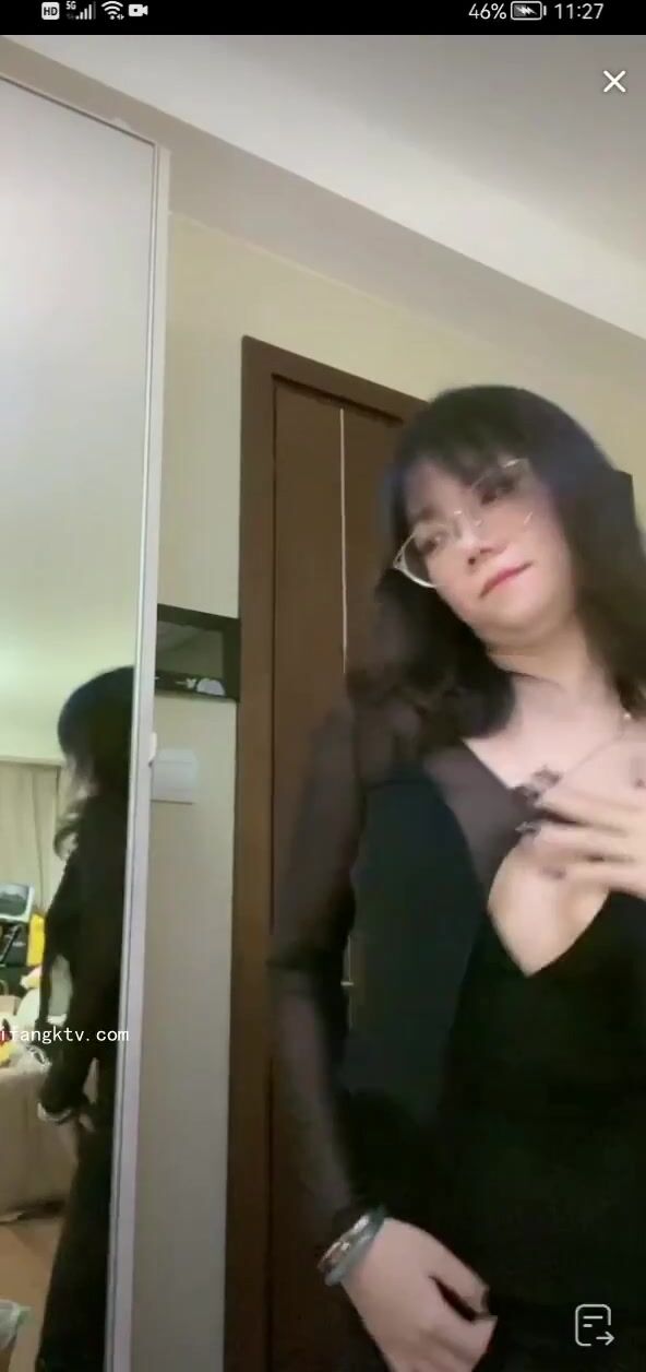 最新《瘋狂抖音》外篇之《抖音擦邊2》顏值主播各顯神通 閃現走光 刷邊尿尿熱舞 扣逼漏奶 (109)