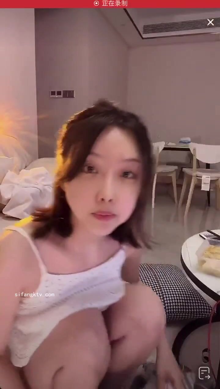 最新《瘋狂抖音》外篇之《抖音擦邊2》顏值主播各顯神通 閃現走光 刷邊尿尿熱舞 扣逼漏奶 (98)