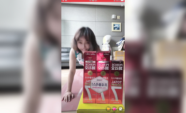 最新《瘋狂抖音》外篇之《抖音擦邊2》顏值主播各顯神通 閃現走光 刷邊尿尿熱舞 扣逼漏奶 (111)