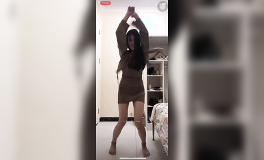 最新《瘋狂抖音》外篇之《抖音擦邊2》顏值主播各顯神通 閃現走光 刷邊尿尿熱舞 扣逼漏奶 (1)